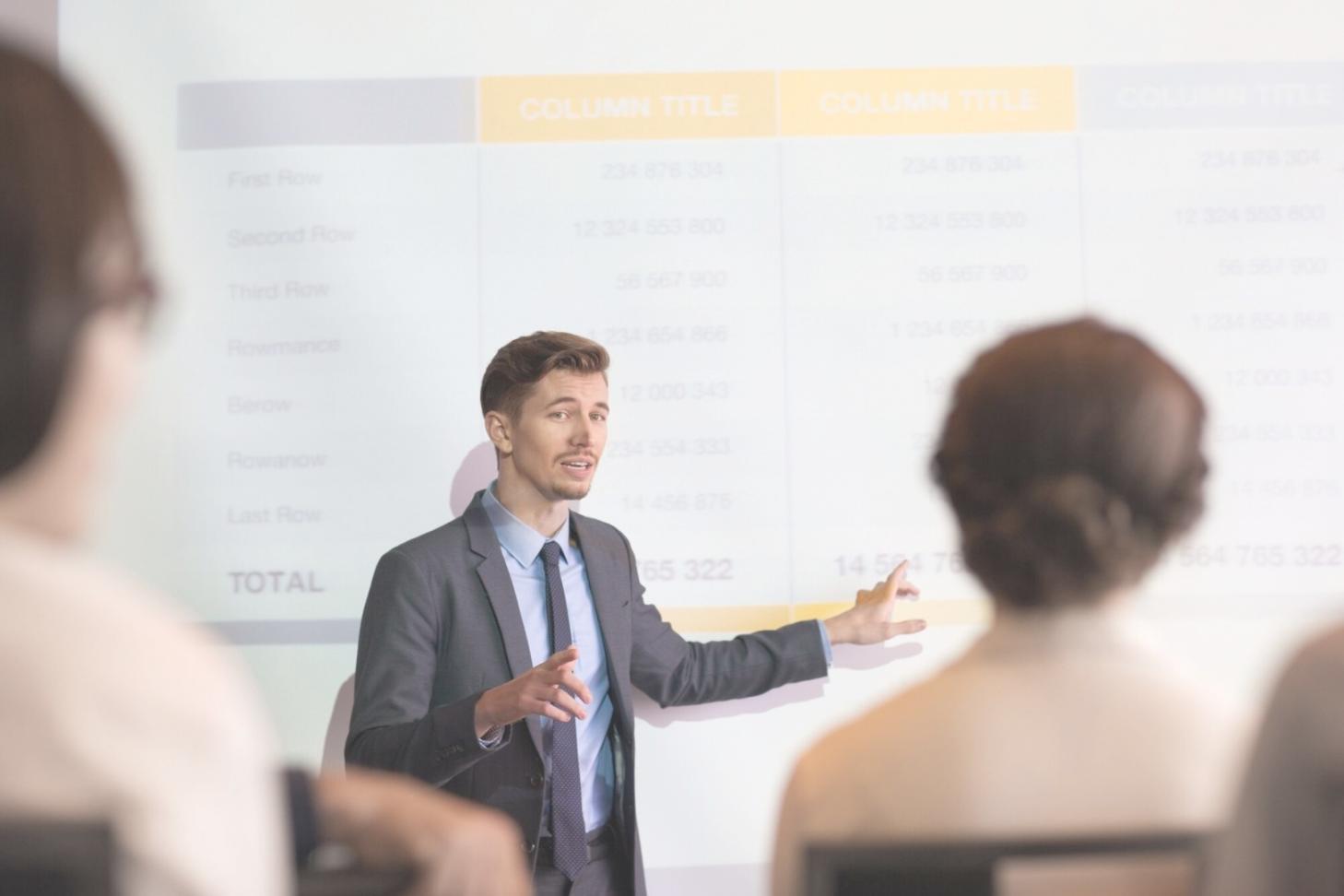 Session d'analyse de données avec graphiques de rentabilité détaillés