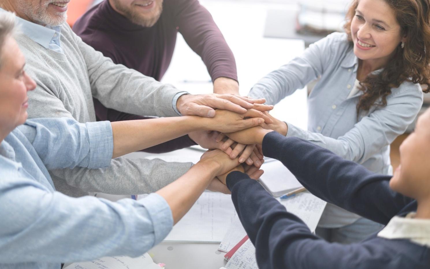 Équipe ventorari analysant des données financières lors d'une session de travail collaborative